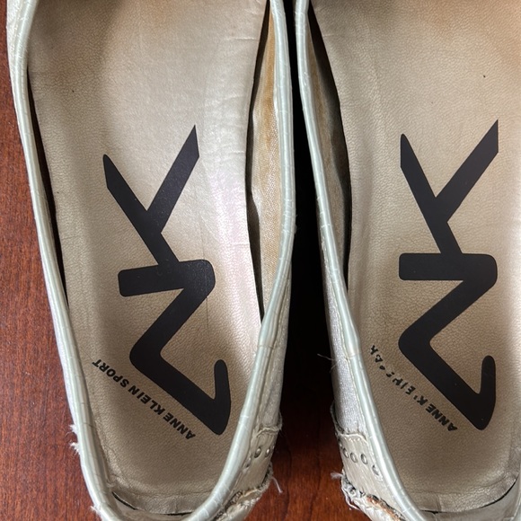 Anne Klein sports Slip On Low Wedge Pump Heels • Women’s 6M - Picture 3 of 4